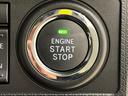 エンジン始動はプッシュスタートで楽々♪電子カードキーを携帯していれば、ブレーキを踏みながらボタンを押すだけで、エンジンの始動がスマートに行えます♪