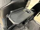 飲み物や食べ物を気軽に置ける格納式シートバックテーブルを、運転席と助手席の背もたれにご用意。車内の休憩も快適です!