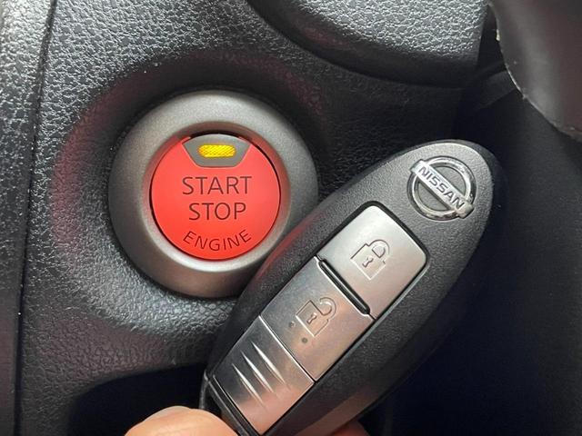 プッシュスタート　ブレーキペダルをしっかり踏み込んだ状態でプッシュスタートスイッチを押すだけでエンジンを始動させることができます。スマートキーを使うので、鍵を挿し込む必要がありません！