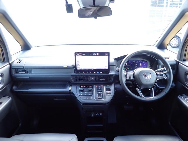 ステップワゴン ｅ：ＨＥＶスパーダ　純正ナビ　フルセグ　Ｒカメラ　ＥＴＣ　両側電動スライドドア　ドライブレコーダー前　電子パーキング　オットマン　シートバックテーブル　障害物センサー　サンシェード　ＴＶジャック　ホンダコネクト（5枚目）