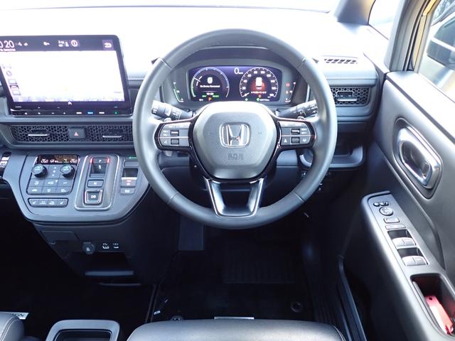 ステップワゴン ｅ：ＨＥＶスパーダ　純正ナビ　フルセグ　Ｒカメラ　ＥＴＣ　両側電動スライドドア　ドライブレコーダー前　電子パーキング　オットマン　シートバックテーブル　障害物センサー　サンシェード　ＴＶジャック　ホンダコネクト（25枚目）