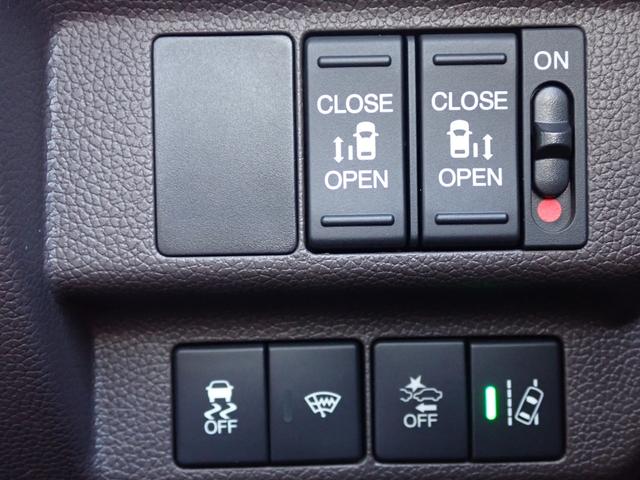 フリード Ｇ　当社元レンタカー　禁煙　６人乗　９インチ純正ナビ　両側電動スライド　前ドラレコ　ＥＴＣ　Ｒカメラ　　誤発進抑制機能　衝突軽減ブレーキ　シートヒーター　オートリトラミラー　ＵＳＢ　ＢＴ　ＤＶＤ　ＣＤ録音（11枚目）