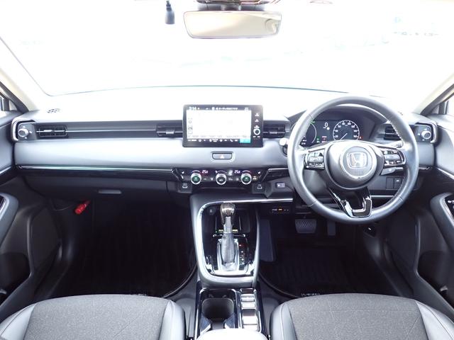 ヴェゼル ｅ：ＨＥＶＺ　１オーナー　禁煙　メーカー純正コネクナビ　純正用品　フロント／サイド／リヤロアスカート　室内イルミネーション　フットライト　ステップガーニッシュ　前後ドラレコ　ＥＴＣ２　ＴＶキット　パワーテールゲート（6枚目）