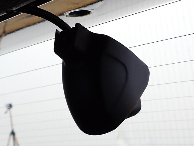 ヴェゼル ｅ：ＨＥＶＺ　１オーナー　禁煙　メーカー純正コネクナビ　純正用品　フロント／サイド／リヤロアスカート　室内イルミネーション　フットライト　ステップガーニッシュ　前後ドラレコ　ＥＴＣ２　ＴＶキット　パワーテールゲート（9枚目）