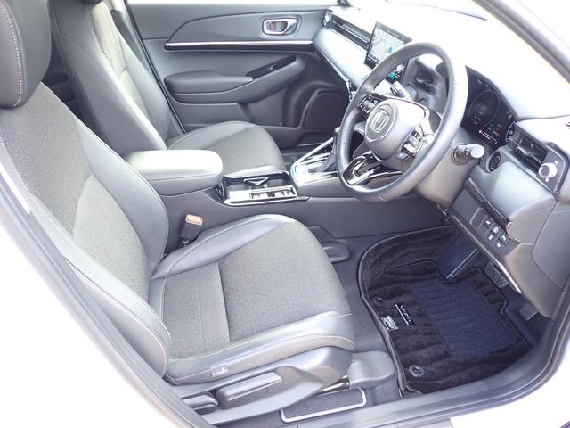 ヴェゼル ｅ：ＨＥＶＺ　１オーナー　禁煙　メーカー純正コネクナビ　純正用品　フロント／サイド／リヤロアスカート　室内イルミネーション　フットライト　ステップガーニッシュ　前後ドラレコ　ＥＴＣ２　ＴＶキット　パワーテールゲート（22枚目）