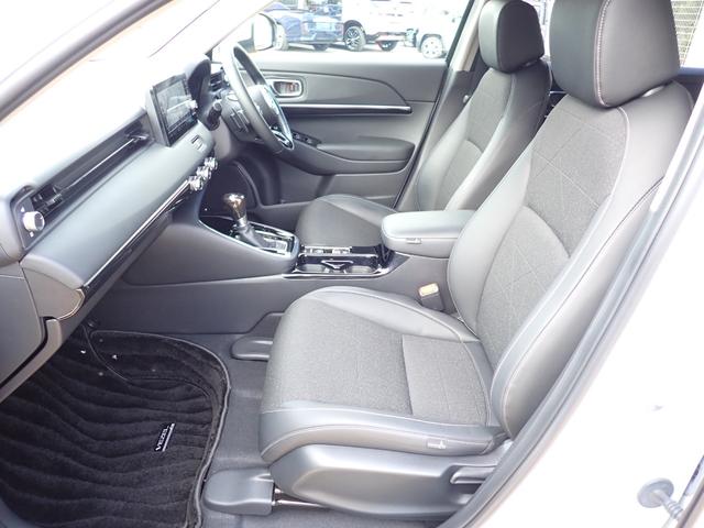 ヴェゼル ｅ：ＨＥＶＺ　１オーナー　禁煙　メーカー純正コネクナビ　純正用品　フロント／サイド／リヤロアスカート　室内イルミネーション　フットライト　ステップガーニッシュ　前後ドラレコ　ＥＴＣ２　ＴＶキット　パワーテールゲート（23枚目）