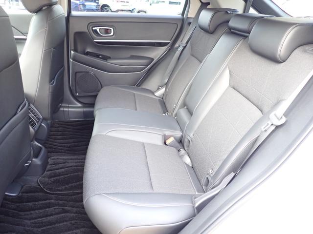 ヴェゼル ｅ：ＨＥＶＺ　１オーナー　禁煙　メーカー純正コネクナビ　純正用品　フロント／サイド／リヤロアスカート　室内イルミネーション　フットライト　ステップガーニッシュ　前後ドラレコ　ＥＴＣ２　ＴＶキット　パワーテールゲート（24枚目）