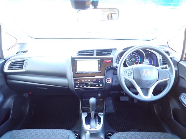 フィット １３Ｇ・Ｆコンフォートエディション　１オーナー　禁煙　７インチ純正ナビ　Ｒカメラ　ＥＴＣ　シートヒーター　オートリトラミラー　衝突軽減ブレーキ　プライバシーガラス　フルセグ　ＤＶＤ再生　ＢＴ　アームレスト　スマートキー　サイドエアバッグ（6枚目）