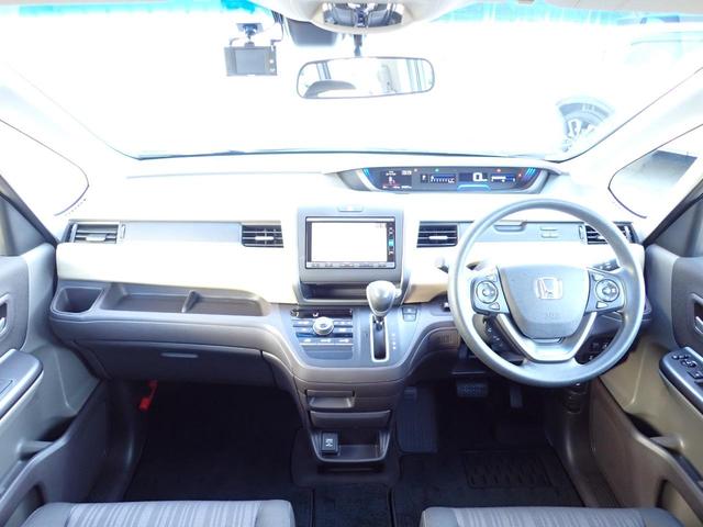 フリード Ｇ・ホンダセンシング　６人乗り　禁煙　７インチ純正ナビ　用品フロントグリル　前後ドラレコ　ＴＶキット　両側電動スライドドア　Ｒカメラ　ＥＴＣ　フルセグ　ＤＶＤ　ＢＴ　衝突軽減ブレーキ　誤発進抑制　ハロゲンヘッドライト（8枚目）