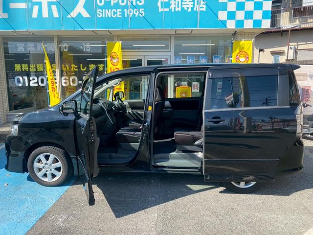 ヴォクシー ZS パワーステアリング 電動格納ミラー スマートキー プッシュスタート 3列シート CD DVD バックカメラ ETC 左側電動スライドドア TV 左右独立オートエアコン(5枚目)