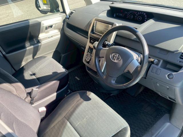 ヴォクシー ZS パワーステアリング 電動格納ミラー スマートキー プッシュスタート 3列シート CD DVD バックカメラ ETC 左側電動スライドドア TV 左右独立オートエアコン(26枚目)