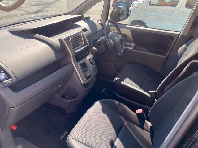 ヴォクシー ZS パワーステアリング 電動格納ミラー スマートキー プッシュスタート 3列シート CD DVD バックカメラ ETC 左側電動スライドドア TV 左右独立オートエアコン(28枚目)