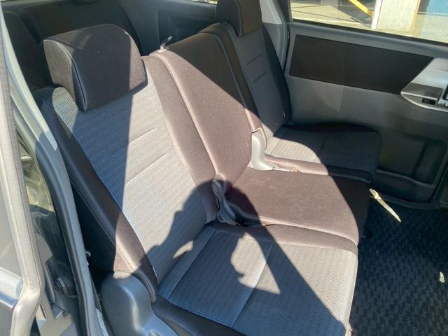 ヴォクシー ZS パワーステアリング 電動格納ミラー スマートキー プッシュスタート 3列シート CD DVD バックカメラ ETC 左側電動スライドドア TV 左右独立オートエアコン(29枚目)