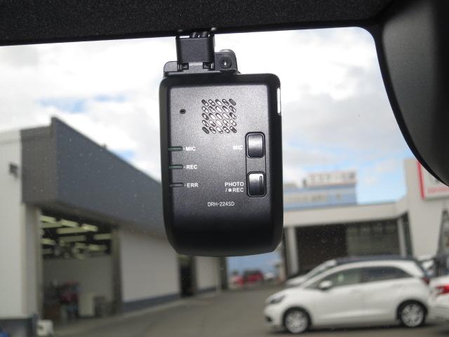 N-BOXカスタム ターボ 弊社元レンタカー/純正ドライブレコーダー前後/純正ナビゲーション/ETC/禁煙車/ホンダセンシング/スマートキー/フロアマット/ドアバイザー/Bluetooth/フルセグ/(3枚目)