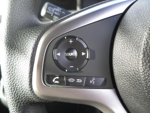 �n���h���ɃI�[�f�B�I�̑���{�^�����L��܂��̂ŁA���_���ڂ����A�n���h��������������ɕ����ǑI�т�A�{�����[�������Ȃǂ̃I�[�f�B�I�R���g���[�����o���܂��B