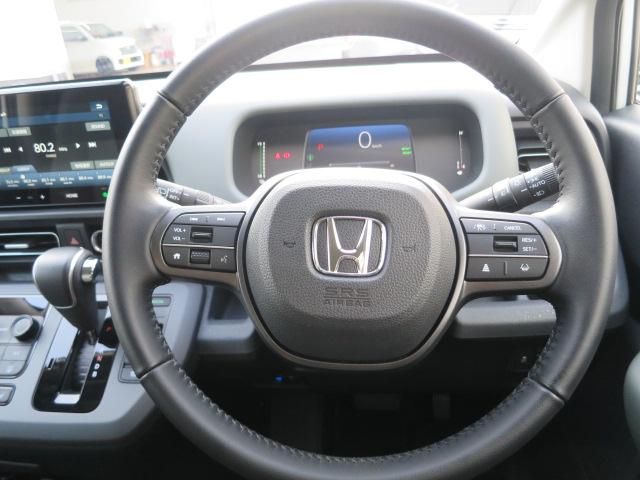 �n���h���ɃI�[�f�B�I�̑���{�^�����L��܂��̂ŁA���_���ڂ����A�n���h��������������ɕ����ǑI�т�A�{�����[�������Ȃǂ̃I�[�f�B�I�R���g���[�����o���܂��B