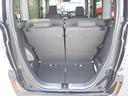 フル乗車時でも十分な荷室です。