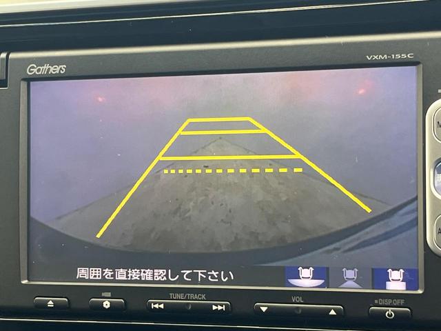 フィットハイブリッド Fパッケージ 禁煙車 純正SDナビ バックカメラ ドラレコ スマートキー ETC オートエアコン 横滑り防止装置 運転席アームレスト 電動格納ミラー シートリフター プライバシーガラス CD(4枚目)