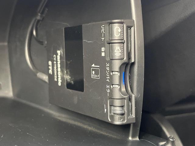 フィットハイブリッド Fパッケージ 禁煙車 純正SDナビ バックカメラ ドラレコ スマートキー ETC オートエアコン 横滑り防止装置 運転席アームレスト 電動格納ミラー シートリフター プライバシーガラス CD(5枚目)