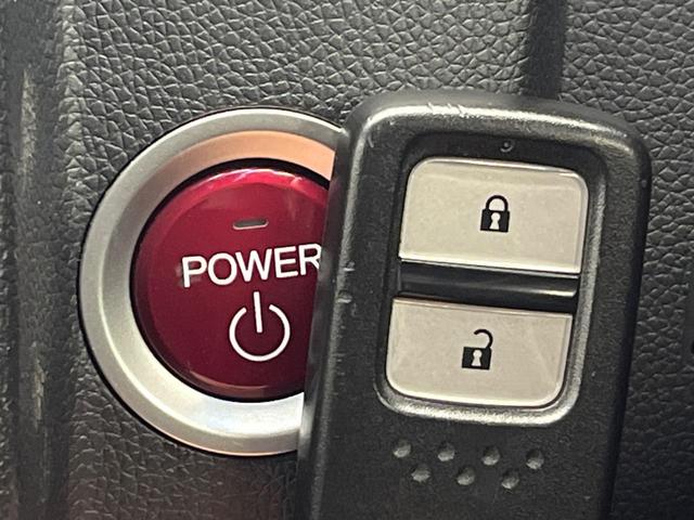 フィットハイブリッド Fパッケージ 禁煙車 純正SDナビ バックカメラ ドラレコ スマートキー ETC オートエアコン 横滑り防止装置 運転席アームレスト 電動格納ミラー シートリフター プライバシーガラス CD(6枚目)