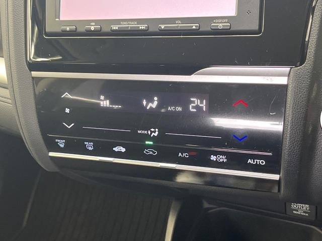 フィットハイブリッド Fパッケージ 禁煙車 純正SDナビ バックカメラ ドラレコ スマートキー ETC オートエアコン 横滑り防止装置 運転席アームレスト 電動格納ミラー シートリフター プライバシーガラス CD(7枚目)