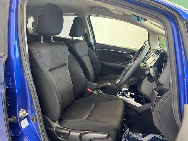 フィットハイブリッド Fパッケージ 禁煙車 純正SDナビ バックカメラ ドラレコ スマートキー ETC オートエアコン 横滑り防止装置 運転席アームレスト 電動格納ミラー シートリフター プライバシーガラス CD(8枚目)