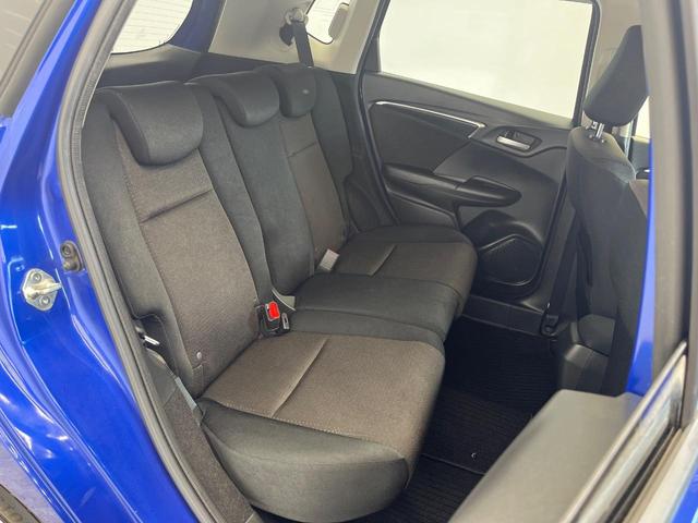 フィットハイブリッド Fパッケージ 禁煙車 純正SDナビ バックカメラ ドラレコ スマートキー ETC オートエアコン 横滑り防止装置 運転席アームレスト 電動格納ミラー シートリフター プライバシーガラス CD(9枚目)