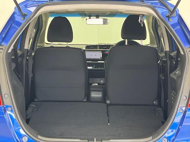 フィットハイブリッド Fパッケージ 禁煙車 純正SDナビ バックカメラ ドラレコ スマートキー ETC オートエアコン 横滑り防止装置 運転席アームレスト 電動格納ミラー シートリフター プライバシーガラス CD(10枚目)