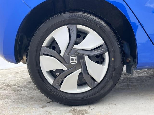 フィットハイブリッド Fパッケージ 禁煙車 純正SDナビ バックカメラ ドラレコ スマートキー ETC オートエアコン 横滑り防止装置 運転席アームレスト 電動格納ミラー シートリフター プライバシーガラス CD(13枚目)