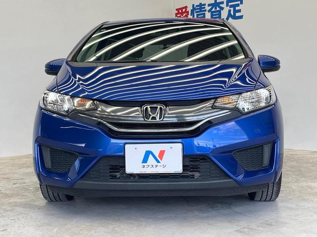 フィットハイブリッド Fパッケージ 禁煙車 純正SDナビ バックカメラ ドラレコ スマートキー ETC オートエアコン 横滑り防止装置 運転席アームレスト 電動格納ミラー シートリフター プライバシーガラス CD(14枚目)
