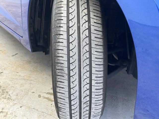 フィットハイブリッド Fパッケージ 禁煙車 純正SDナビ バックカメラ ドラレコ スマートキー ETC オートエアコン 横滑り防止装置 運転席アームレスト 電動格納ミラー シートリフター プライバシーガラス CD(21枚目)