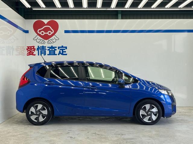 フィットハイブリッド Fパッケージ 禁煙車 純正SDナビ バックカメラ ドラレコ スマートキー ETC オートエアコン 横滑り防止装置 運転席アームレスト 電動格納ミラー シートリフター プライバシーガラス CD(24枚目)