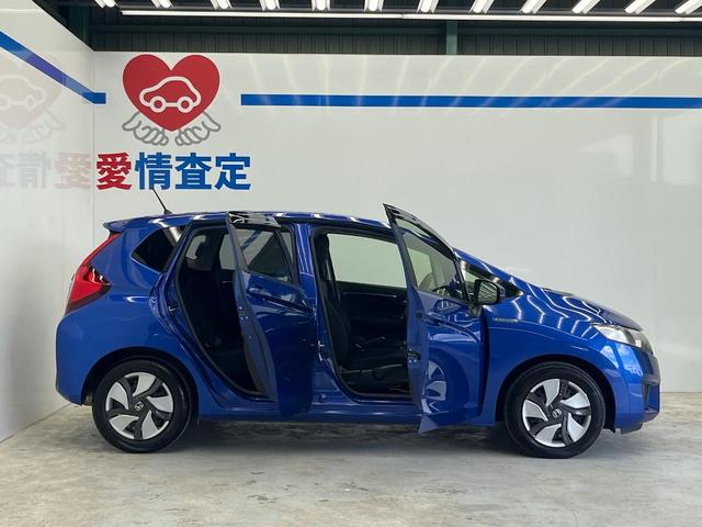 フィットハイブリッド Fパッケージ 禁煙車 純正SDナビ バックカメラ ドラレコ スマートキー ETC オートエアコン 横滑り防止装置 運転席アームレスト 電動格納ミラー シートリフター プライバシーガラス CD(26枚目)