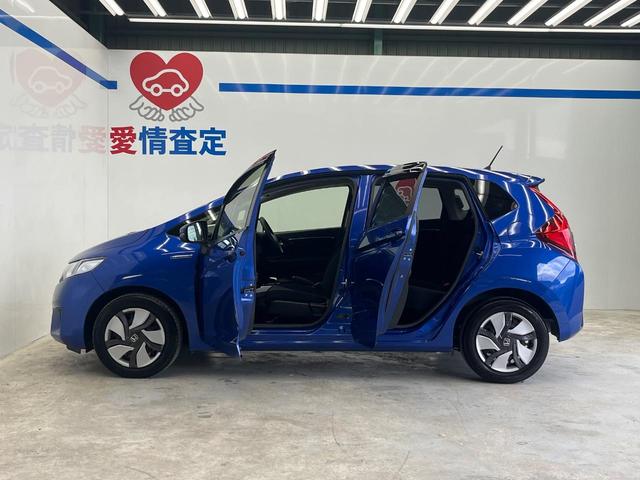 フィットハイブリッド Fパッケージ 禁煙車 純正SDナビ バックカメラ ドラレコ スマートキー ETC オートエアコン 横滑り防止装置 運転席アームレスト 電動格納ミラー シートリフター プライバシーガラス CD(27枚目)