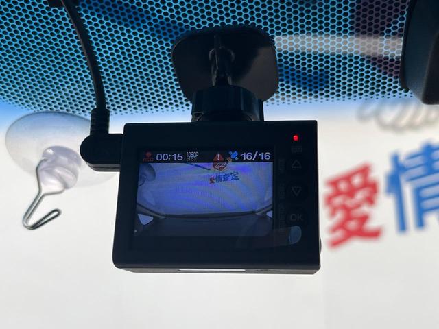 フィットハイブリッド Fパッケージ 禁煙車 純正SDナビ バックカメラ ドラレコ スマートキー ETC オートエアコン 横滑り防止装置 運転席アームレスト 電動格納ミラー シートリフター プライバシーガラス CD(33枚目)