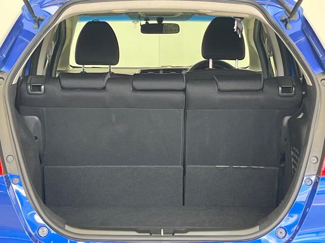 フィットハイブリッド Fパッケージ 禁煙車 純正SDナビ バックカメラ ドラレコ スマートキー ETC オートエアコン 横滑り防止装置 運転席アームレスト 電動格納ミラー シートリフター プライバシーガラス CD(37枚目)