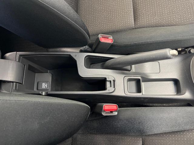 フィットハイブリッド Fパッケージ 禁煙車 純正SDナビ バックカメラ ドラレコ スマートキー ETC オートエアコン 横滑り防止装置 運転席アームレスト 電動格納ミラー シートリフター プライバシーガラス CD(40枚目)