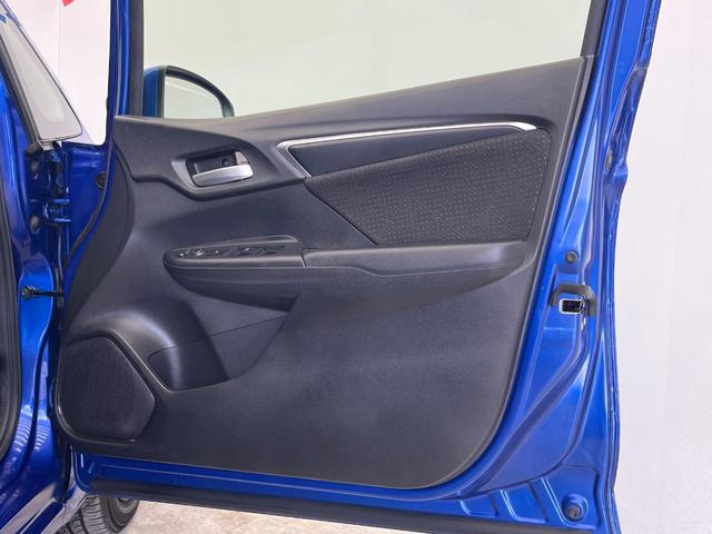 フィットハイブリッド Fパッケージ 禁煙車 純正SDナビ バックカメラ ドラレコ スマートキー ETC オートエアコン 横滑り防止装置 運転席アームレスト 電動格納ミラー シートリフター プライバシーガラス CD(41枚目)