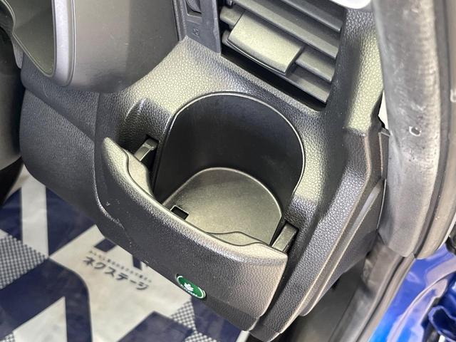 フィットハイブリッド Fパッケージ 禁煙車 純正SDナビ バックカメラ ドラレコ スマートキー ETC オートエアコン 横滑り防止装置 運転席アームレスト 電動格納ミラー シートリフター プライバシーガラス CD(43枚目)