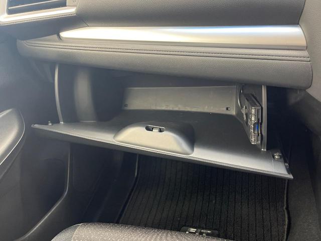 フィットハイブリッド Fパッケージ 禁煙車 純正SDナビ バックカメラ ドラレコ スマートキー ETC オートエアコン 横滑り防止装置 運転席アームレスト 電動格納ミラー シートリフター プライバシーガラス CD(45枚目)