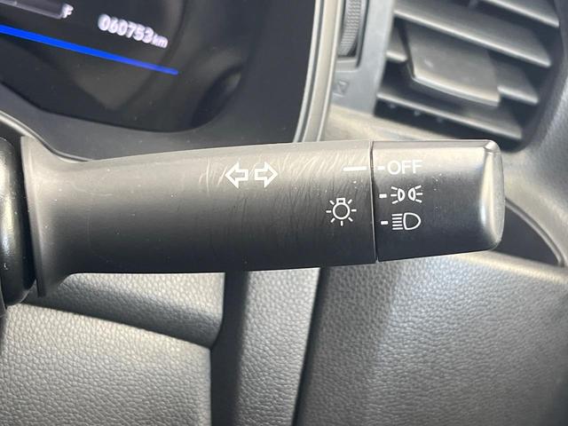 フィットハイブリッド Fパッケージ 禁煙車 純正SDナビ バックカメラ ドラレコ スマートキー ETC オートエアコン 横滑り防止装置 運転席アームレスト 電動格納ミラー シートリフター プライバシーガラス CD(51枚目)