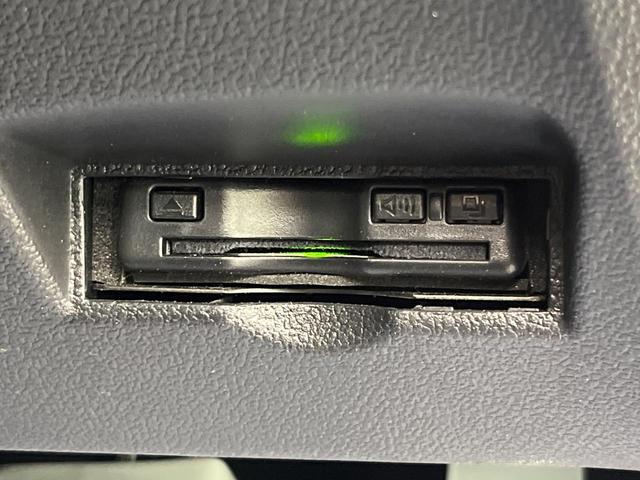 プリウス E トヨタセーフティセンス 純正SDナビ バックカメラ レーダークルーズ ETC Bluetooth スマートキー LEDヘッドライト ステアリングスイッチ 盗難防止装置 横滑防止装置 オートライト(7枚目)