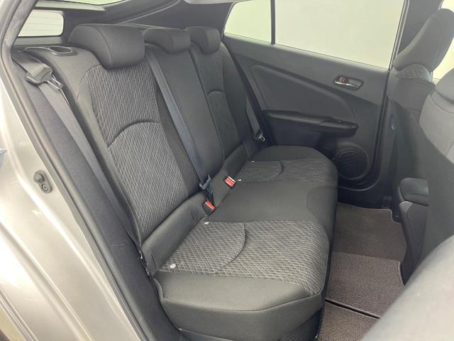 プリウス E トヨタセーフティセンス 純正SDナビ バックカメラ レーダークルーズ ETC Bluetooth スマートキー LEDヘッドライト ステアリングスイッチ 盗難防止装置 横滑防止装置 オートライト(9枚目)