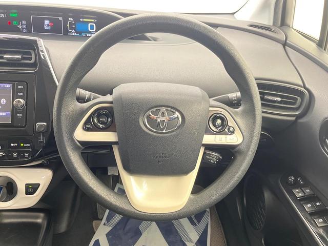 プリウス E トヨタセーフティセンス 純正SDナビ バックカメラ レーダークルーズ ETC Bluetooth スマートキー LEDヘッドライト ステアリングスイッチ 盗難防止装置 横滑防止装置 オートライト(11枚目)