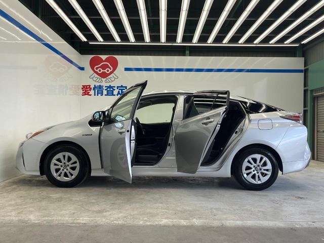 プリウス E トヨタセーフティセンス 純正SDナビ バックカメラ レーダークルーズ ETC Bluetooth スマートキー LEDヘッドライト ステアリングスイッチ 盗難防止装置 横滑防止装置 オートライト(26枚目)