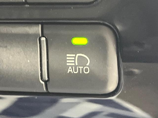 プリウス E トヨタセーフティセンス 純正SDナビ バックカメラ レーダークルーズ ETC Bluetooth スマートキー LEDヘッドライト ステアリングスイッチ 盗難防止装置 横滑防止装置 オートライト(34枚目)