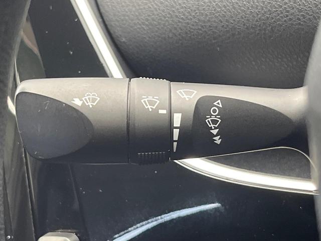 プリウス E トヨタセーフティセンス 純正SDナビ バックカメラ レーダークルーズ ETC Bluetooth スマートキー LEDヘッドライト ステアリングスイッチ 盗難防止装置 横滑防止装置 オートライト(35枚目)