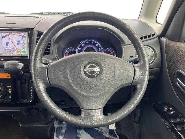 �C���e���A�ɍ��킹���f�U�C���̃X�e�A�����O�́A�^�]�������̂��Ƃ��l���A�^�]���₷���`��A�傫���ł��B�����x�A���ۂɐG���Ă��m���߂��������B