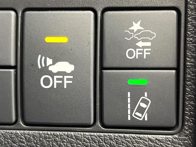 【ホンダセンシング】走行中に前方の車両等を認識し、衝突しそうな時は警報とブレーキで衝突回避と被害軽減をアシスト。より安全にドライブをお楽しみいただけます。