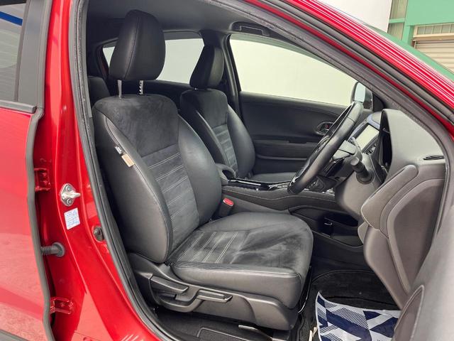 【ハーフレザーシート】高級感と座り心地を両立した人気のシート♪背面・座面のファブリック素材は、通気性の良さや滑りにくさに優れています。気温や服装に左右されず快適にお乗りいただけます。